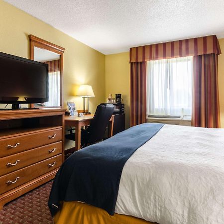 Rodeway Inn & Suites Jacksonville Near Camp Lejeune Exterior photo