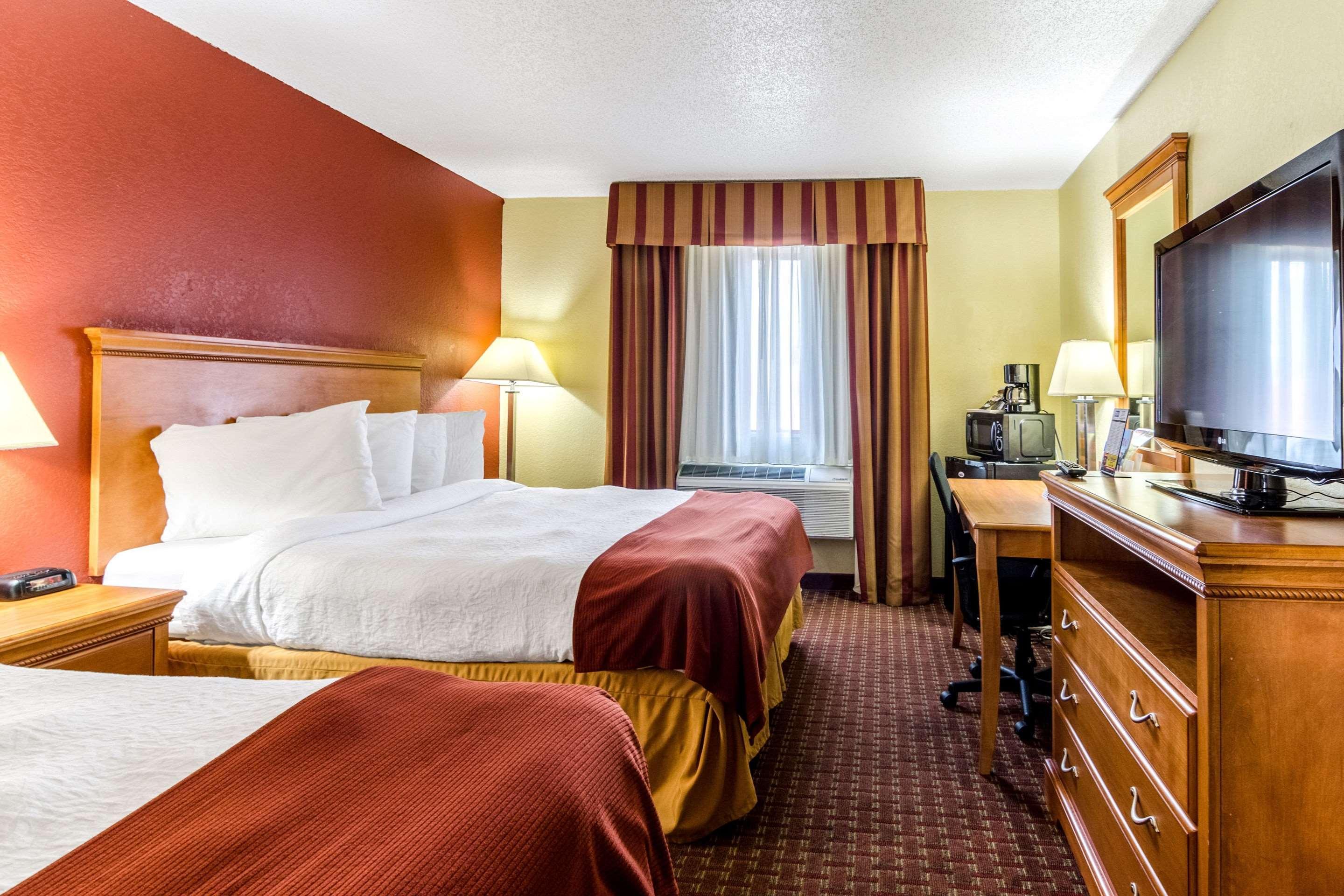 Rodeway Inn & Suites Jacksonville Near Camp Lejeune Exterior photo
