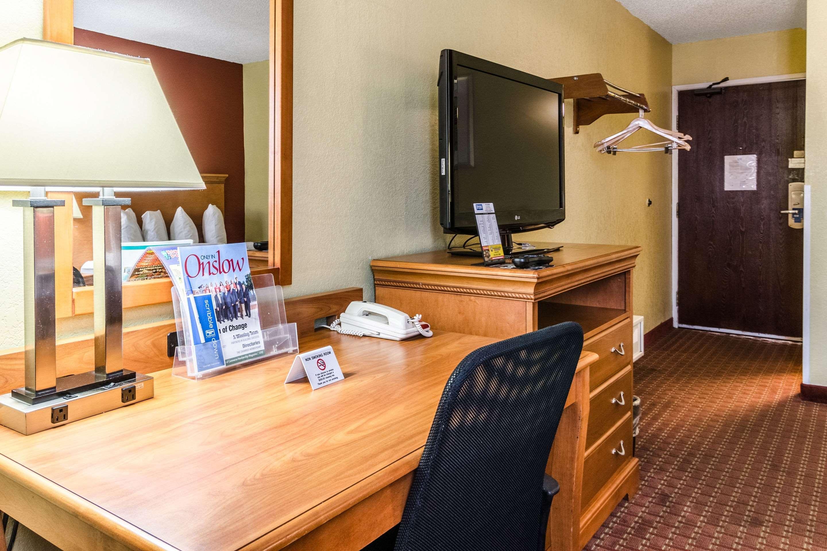 Rodeway Inn & Suites Jacksonville Near Camp Lejeune Exterior photo
