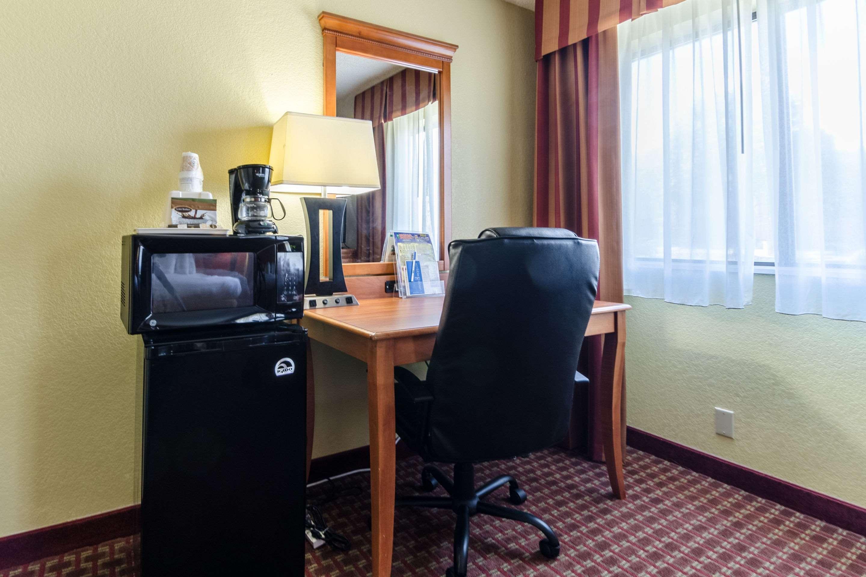Rodeway Inn & Suites Jacksonville Near Camp Lejeune Exterior photo