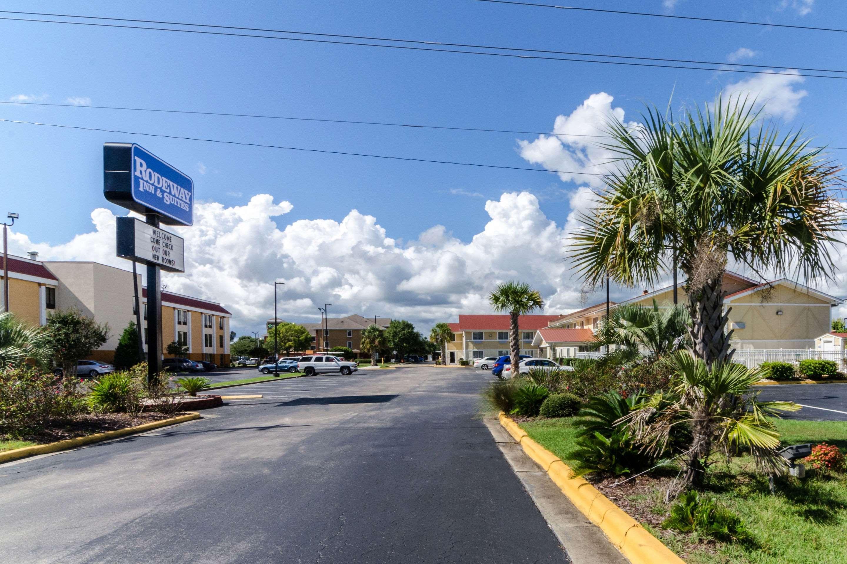 Rodeway Inn & Suites Jacksonville Near Camp Lejeune Exterior photo