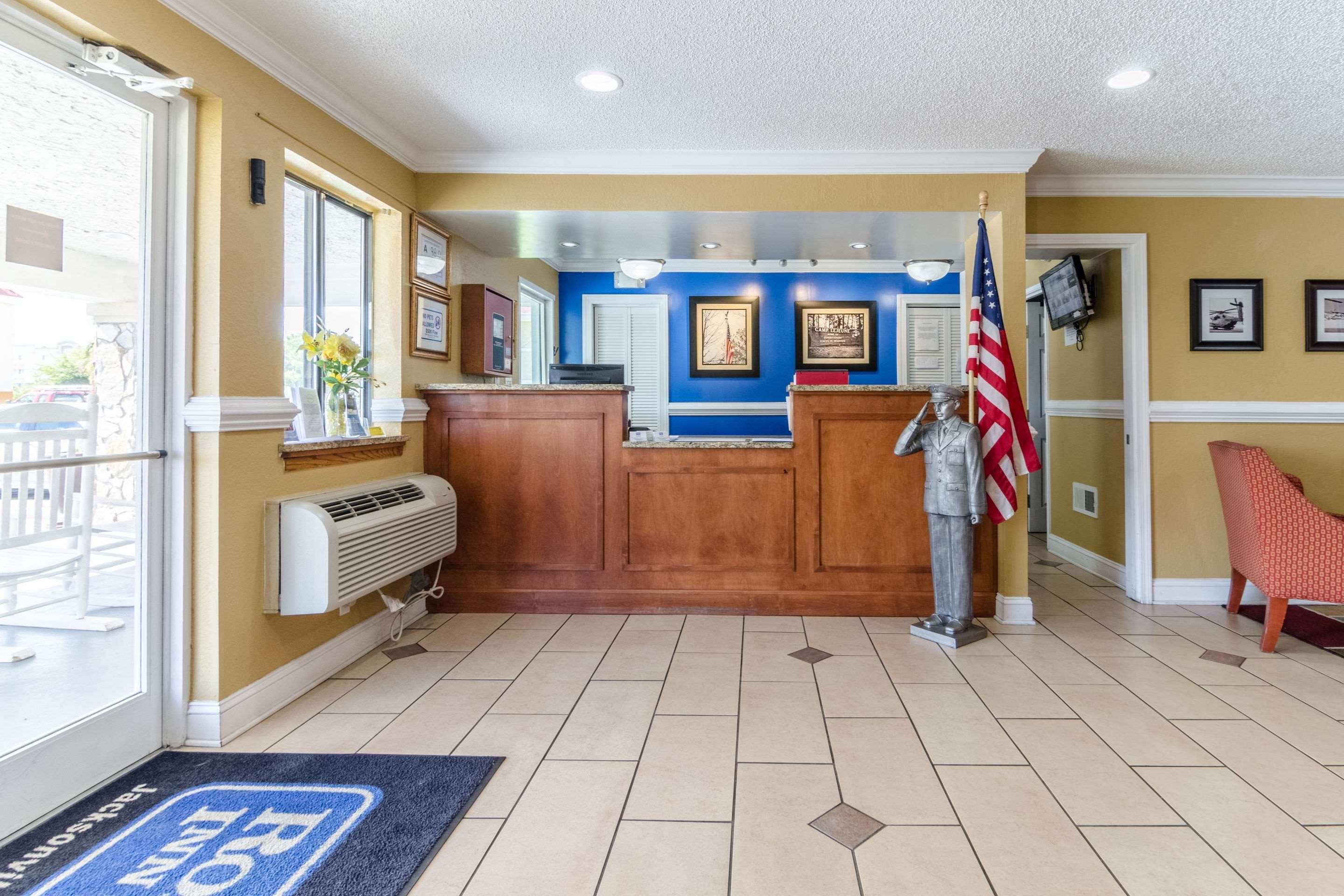Rodeway Inn & Suites Jacksonville Near Camp Lejeune Exterior photo